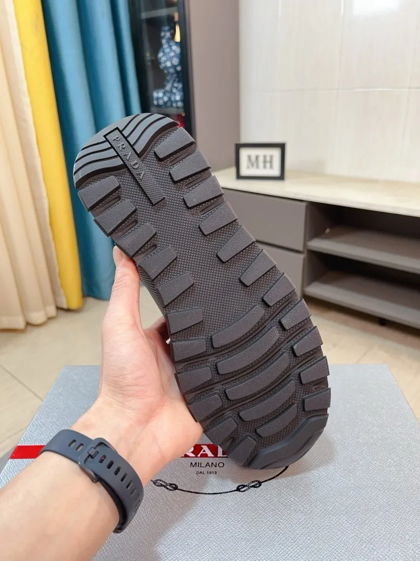 Men's shoes 💰600🌹🌹High-quality new Prada counters are launched simultaneously. The new men's shoes and 😘fabrics are selected from imported mesh and glue-spraying technology. Imported cowhide lining. 👍🏿High-end☄️Open-molded non-slip rubber outsole, exquisite lines, simple and elegant, comfortable and high-end for leisure travel. Code number: 38 to 44